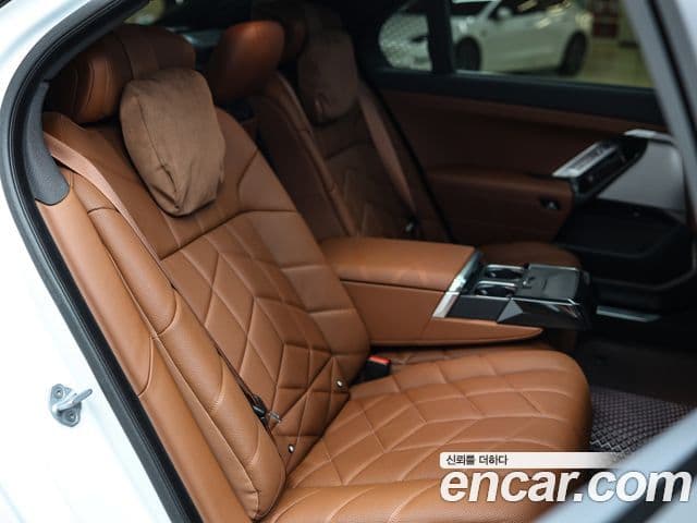 BMW 7 Series 2025 — ფოტო 8/20