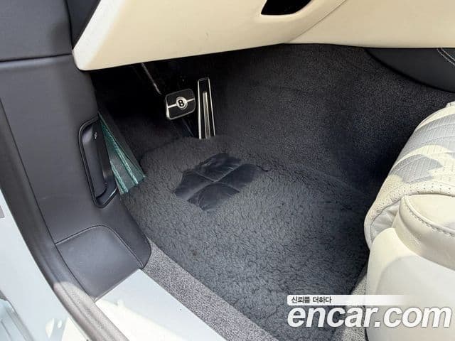 Bentley Flying Spur 2023 — Фото 11/18