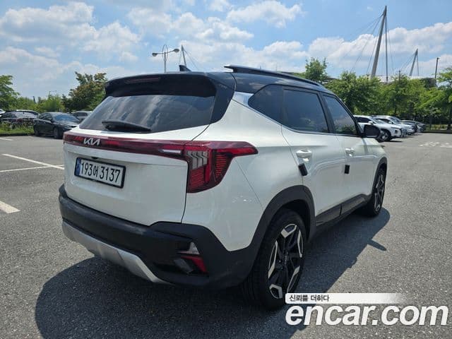 Kia Seltos 2023 — Şəkil 2/18