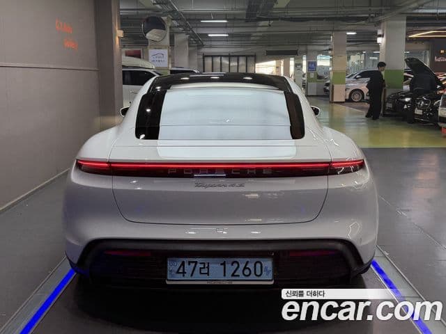 Porsche Taycan 2021 — ფოტო 10/20