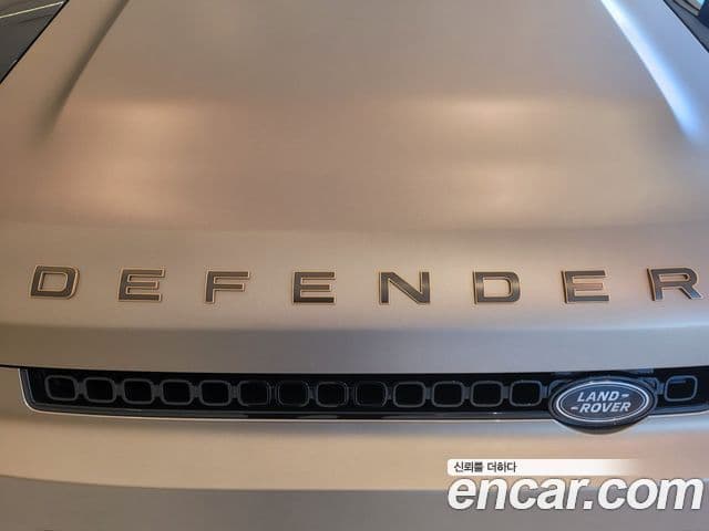 Land Rover Defender 2025 — Photo 16/20