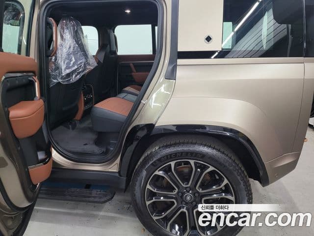 Land Rover Defender 2025 — Photo 7/20