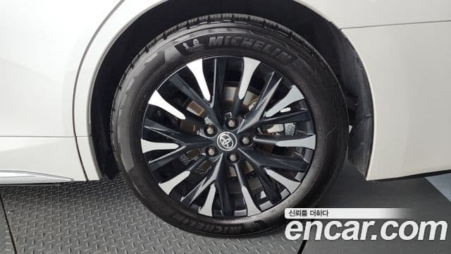 Toyota Alphard 2024 — Photo 17/36