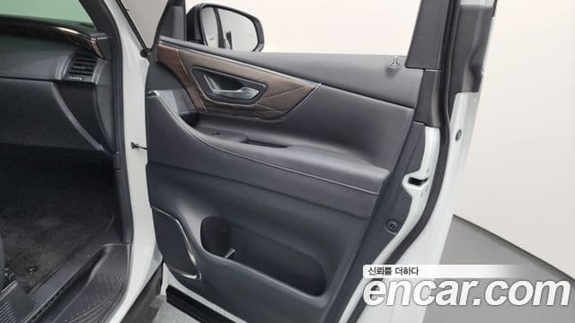 Toyota Alphard 2024 — Photo 2/36