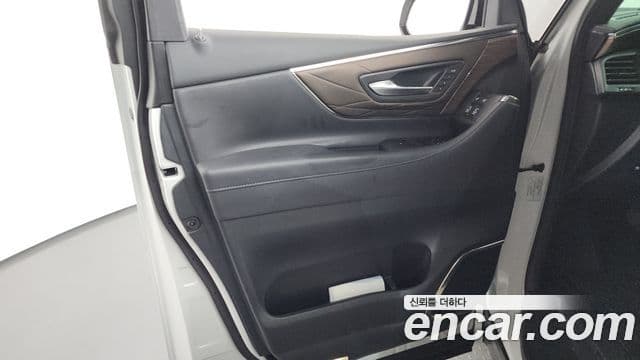 Toyota Alphard 2024 — Photo 30/36