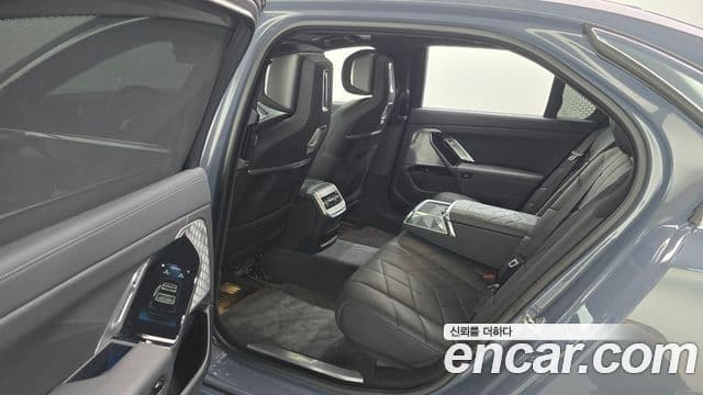 BMW i7 2023 — Photo 24/37