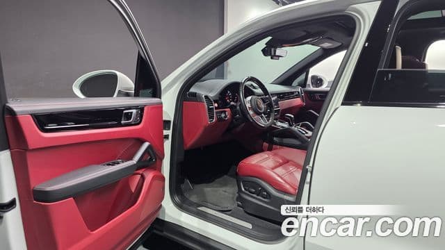 Porsche Cayenne 2022 — ფოტო 13/34