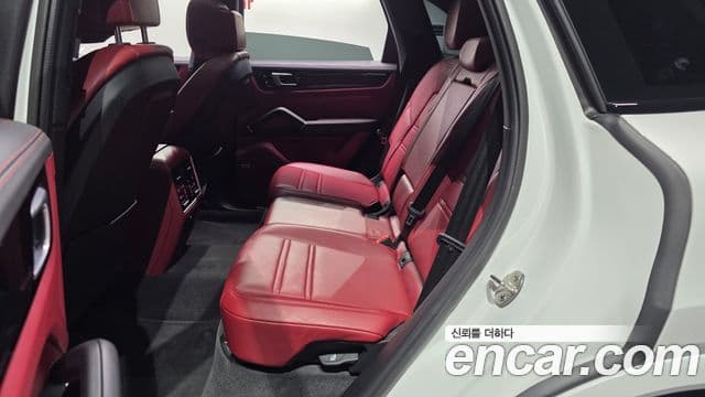 Porsche Cayenne 2022 — ფოტო 9/34