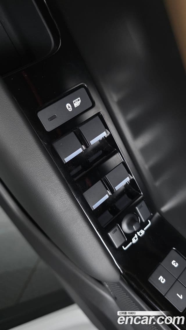 Land Rover Range Rover Velar 2025 — Photo 35/38
