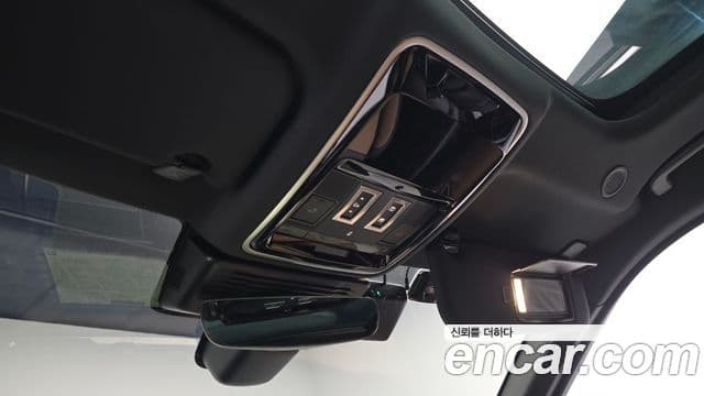 Land Rover Range Rover Velar 2025 — Photo 2/38