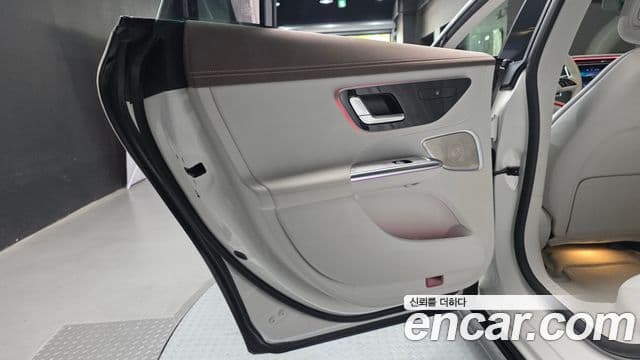 Mercedes-Benz EQE 2023 — ფოტო 28/32