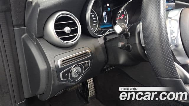 Mercedes-Benz C-Class 2019 — ფოტო 19/20