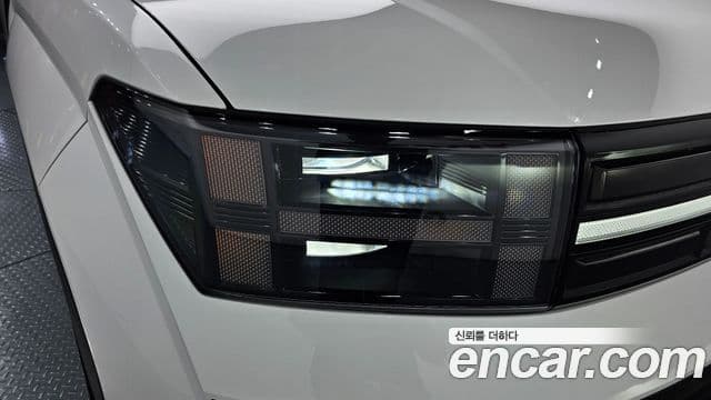 Hyundai Santa Fe 2023 — ფოტო 28/33