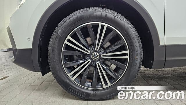 Volkswagen Tiguan 2022 — ფოტო 5/20