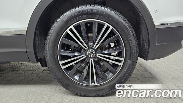 Volkswagen Tiguan 2022 — Photo 8/32