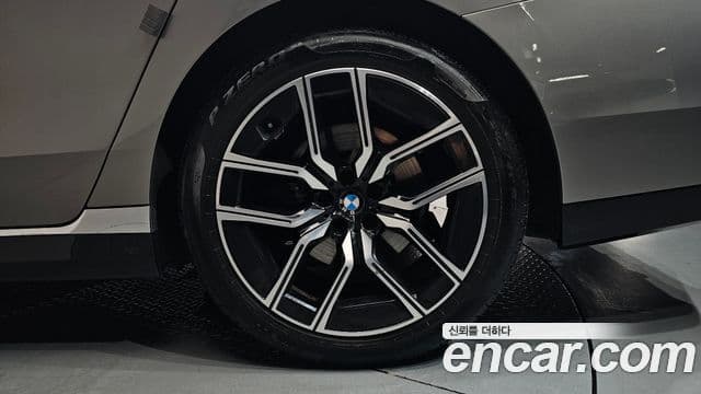 BMW 7 Series 2023 — Photo 28/39