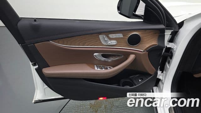 Mercedes-Benz E-Class 2023 — Şəkil 28/30