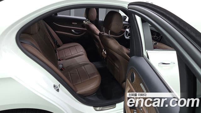 Mercedes-Benz E-Class 2023 — Şəkil 26/30