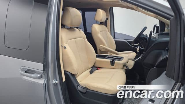 Hyundai Staria 2023 — Photo 4/31