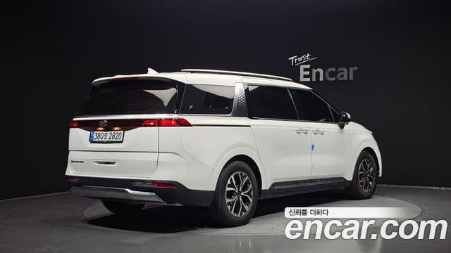 Kia Carnival 2021 — ფოტო 2/20