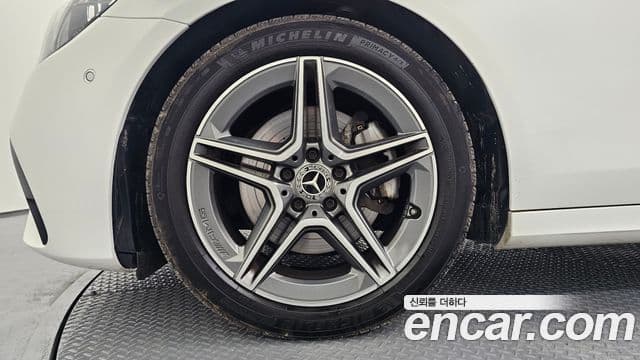 Mercedes-Benz E-Class 2022 — ფოტო 5/20