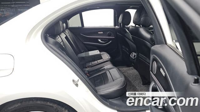 Mercedes-Benz E-Class 2022 — ფოტო 11/20