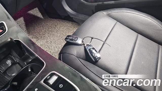 Mercedes-Benz E-Class 2022 — ფოტო 15/20