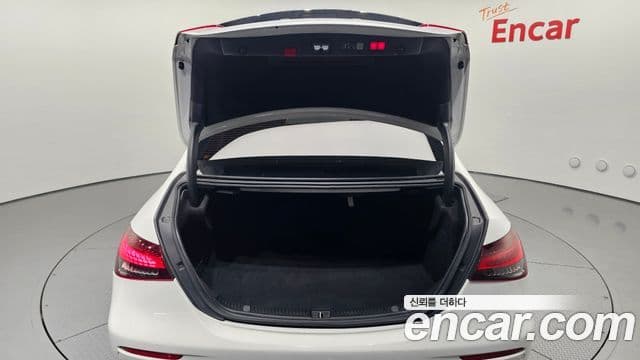 Mercedes-Benz E-Class 2022 — ფოტო 17/20