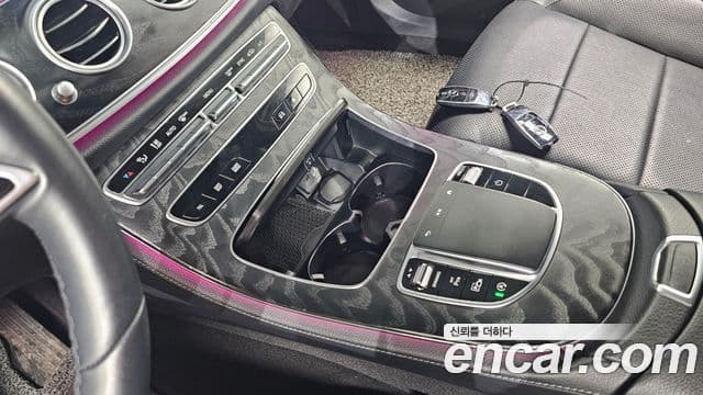 Mercedes-Benz E-Class 2022 — ფოტო 18/20