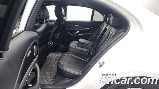 Mercedes-Benz E-Class 2022 — ფოტო 20/20