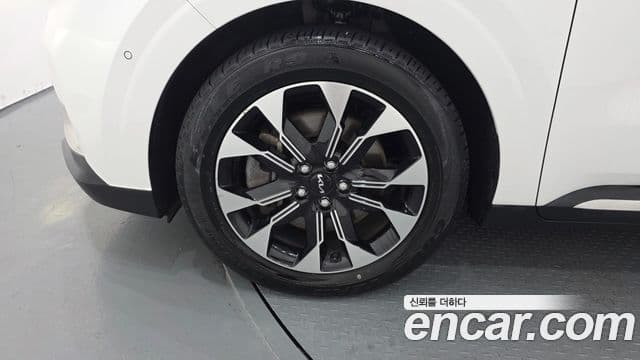 Kia Carnival 2023 — ფოტო 5/20