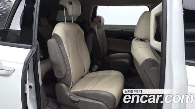 Kia Carnival 2023 — ფოტო 11/20