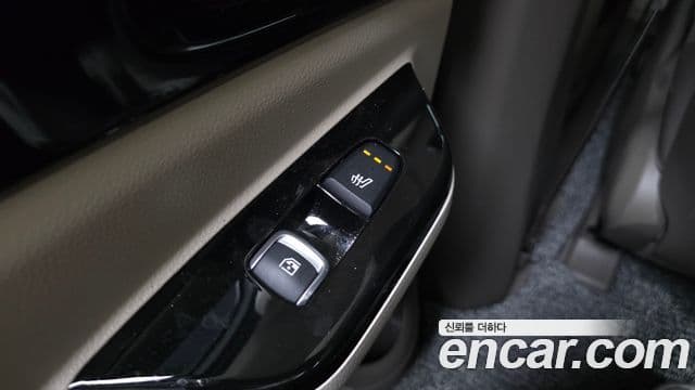 Kia Carnival 2023 — ფოტო 19/20