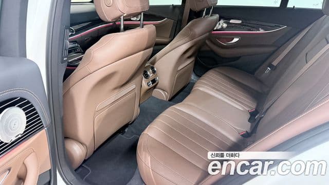 Mercedes-Benz E-Class 2023 — ფოტო 8/20