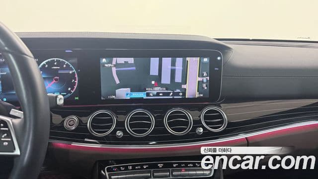 Mercedes-Benz E-Class 2023 — ფოტო 16/20