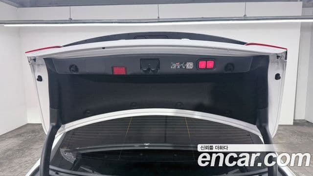 Mercedes-Benz E-Class 2023 — ფოტო 19/20