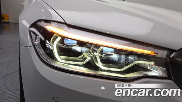 BMW 5 Series 2018 — ფოტო 14/35