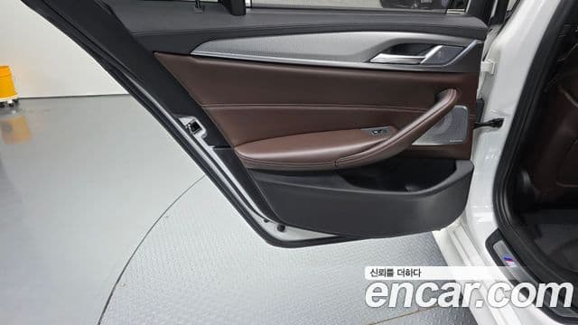 BMW 5 Series 2018 — ფოტო 7/35