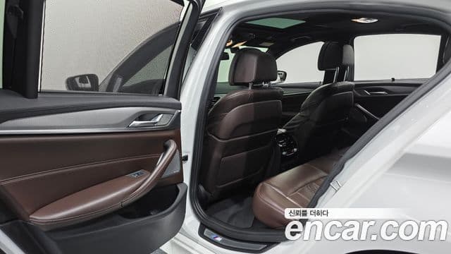 BMW 5 Series 2018 — ფოტო 22/35