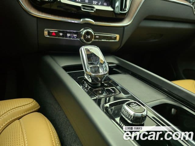 Volvo XC60 2023 — Şəkil 10/20