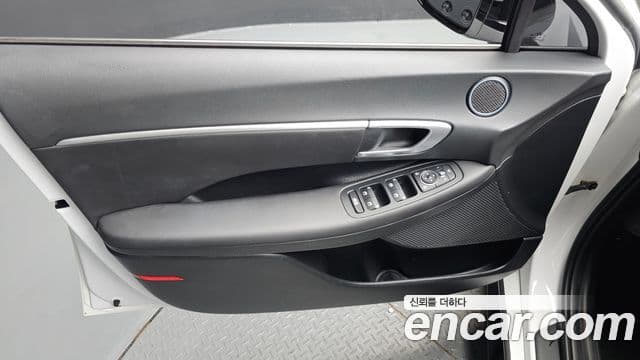 Hyundai Sonata Hybrid 2023 — Photo 31/33