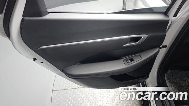 Hyundai Sonata Hybrid 2023 — Photo 6/33