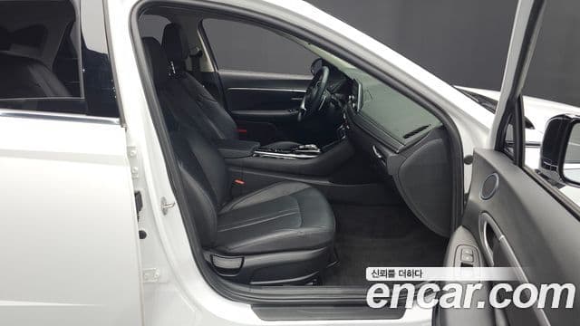 Hyundai Sonata Hybrid 2023 — Photo 28/33