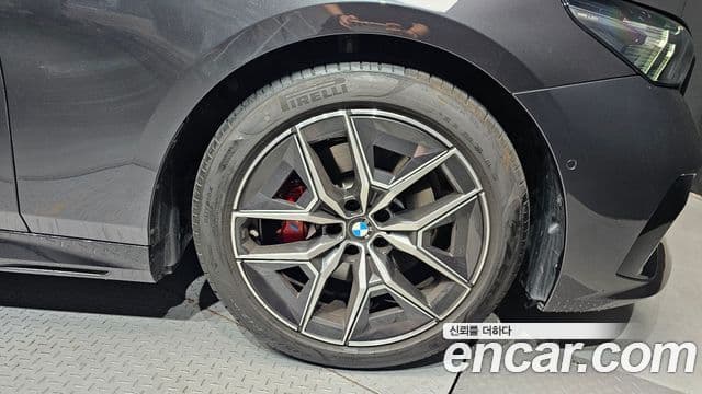 BMW 5 Series 2025 — Photo 8/30