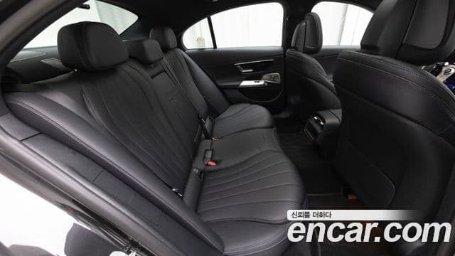 Mercedes-Benz E-Class 2025 — ფოტო 8/20