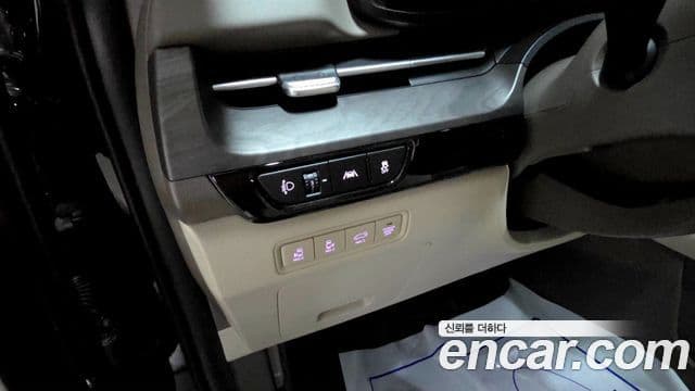 Kia Carnival 2023 — ფოტო 10/19