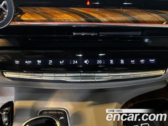 Cadillac Escalade 2021 — Photo 14/20