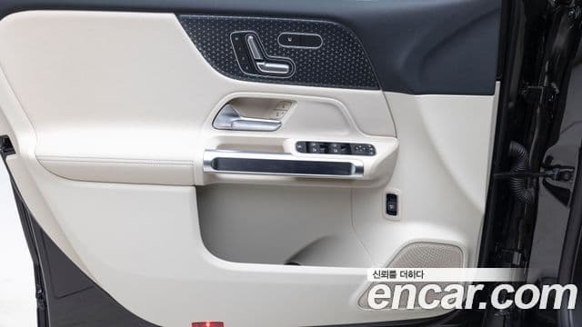 Mercedes-Benz EQB 2025 — ფოტო 8/20