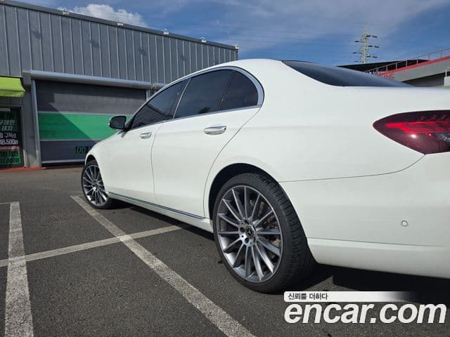 Mercedes-Benz E-Class 2023 — Фото 4/17