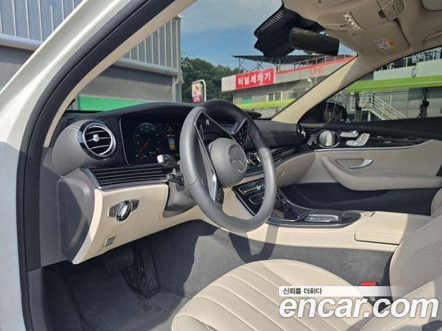 Mercedes-Benz E-Class 2023 — Фото 15/17
